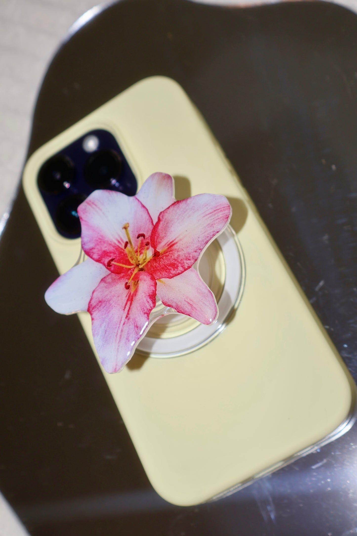 Blush Lily Magsafe Grip